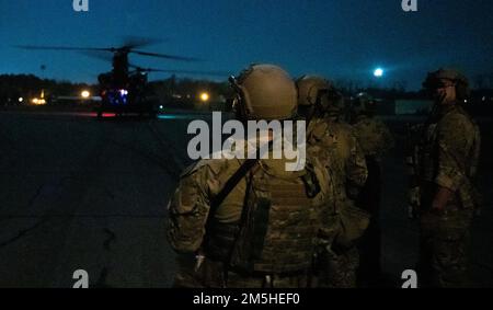 Les membres de l'équipe chirurgicale des opérations spéciales affectés à l'escadre des opérations spéciales de 24th attendent un transfert de patients du Régiment d'aviation des opérations spéciales de 160th et de l'élément médical des Forces d'opérations spéciales à l'aéroport régional du Nord-est de l'Alabama, Alabama, 17 mars 2022. Cet effort conjoint permet de sauver des vies à tout moment, où que vous soyez. Banque D'Images