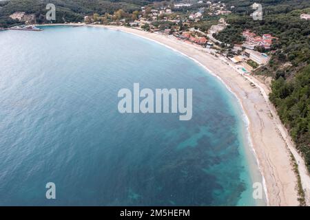Parga Epirus Grèce. Vue aérienne sur la plage de sable de Valtos et les bâtiments en bord de mer, côte Ionienne d'Epirus. Destination de vacances d'été Banque D'Images