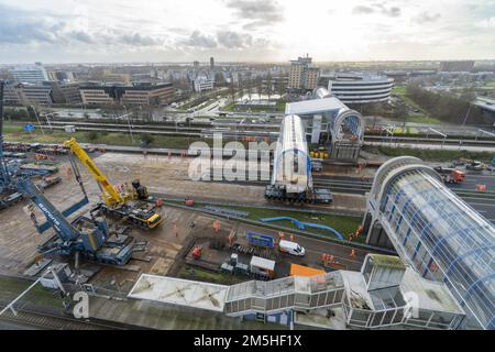 ZOETERMEER - la section de pont du pont Nelson Mandela au-dessus du A12 sera enlevée. Au début de décembre, la municipalité a fermé le pont sur établi et a sauté parce qu'il y avait un risque possible d'effondrement. La raison en a été deux enquêtes sur les fissures dans la construction. ANP LEX VAN LIESHOUT pays-bas - belgique OUT Banque D'Images