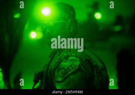 Un membre de l'équipe chirurgicale des opérations spéciales affecté à l'escadre des opérations spéciales de 24th vérifie les autres membres de l'équipe après avoir stabilisé un patient simulé à l'aéroport régional du Nord-est de l'Alabama, Alabama, 17 mars 2022. SOST est un élément extrêmement léger, mobile et rapidement déployable qui est médicalement et tactiquement formé pour fournir la réanimation traumatologique et les soins chirurgicaux de sauvetage sur ou près du champ de bataille. Banque D'Images