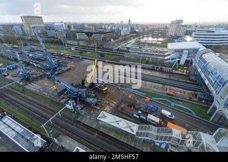 ZOETERMEER - la section de pont du pont Nelson Mandela au-dessus du A12 sera enlevée. Au début de décembre, la municipalité a fermé le pont sur établi et a sauté parce qu'il y avait un risque possible d'effondrement. La raison en a été deux enquêtes sur les fissures dans la construction. ANP LEX VAN LIESHOUT pays-bas - belgique OUT Banque D'Images