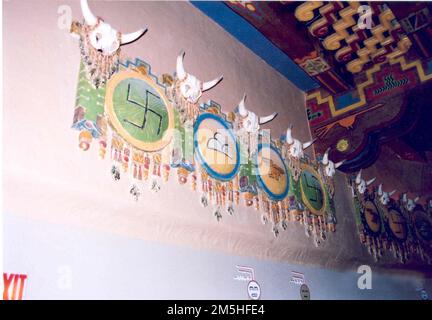 Historique route 66 - objets indiens dans le théâtre Kimo. Des crânes de Buffalo et des médaillons indiens ornent les murs du théâtre Kimo sur la route historique 66 dans le centre-ville d'Albuquerque. Nouveau-Mexique (35,085° N 106,652° O) Banque D'Images