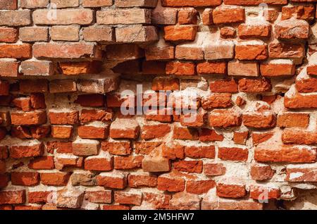 Le mur de la vieille brique rouge est endommagé. Maison cassée Banque D'Images