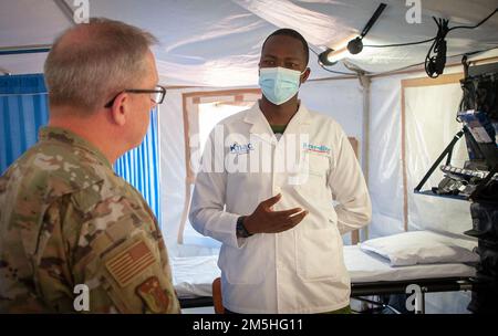 Le général de division Daryl Bohac, adjudant général de la Garde nationale du Nebraska, écoute en tant que médecin du corps médical de la Force de défense rwandaise, explique comment des médecins rwandais effectuent des opérations de triage dans un hôpital de niveau 2 des Nations Unies lors d'un exercice médical/d'ingénierie à Gako, Rwanda, 17 mars. La Garde nationale du Nebraska et la Force de défense du Rwanda ont été formés ensemble au cours de l'exercice qui a été mené dans le cadre du Programme de partenariat d'État de la Garde nationale. (Photo de la Garde nationale aérienne du Nebraska par le lieutenant-colonel Kevin Hynes) Banque D'Images