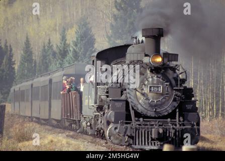 San Juan Skyway - le train Durango-Silverton descendant la piste. Les touristes voyagent régulièrement à bord de ce train à vapeur près du Skyway de San Juan. Emplacement : Durango, Colorado (37,760° N 107,666° O) Banque D'Images