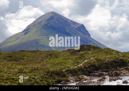 Le pic de Marsco (736m) dans les Cullins rouges sur l'île de Skye Ecosse Royaume-Uni Banque D'Images