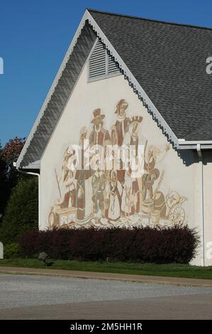 Amish Country Byway - gros plan de la fresque murale sur le centre du patrimoine amish et mennonite. Une fresque de la vie rurale orne l'extérieur du centre du patrimoine amish et mennonite. Emplacement: Près de Berlin, Ohio (40,568° N 81,781° O) Banque D'Images