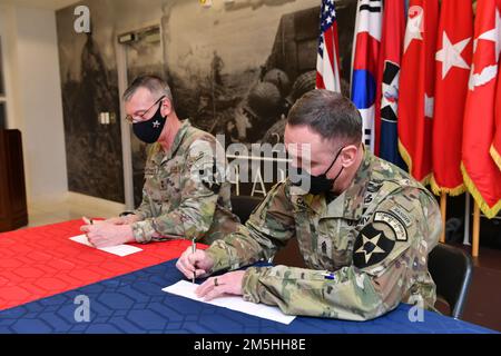 Major général David Lesperance, commandant général de la division d'infanterie 2nd/ROK-US La Division combinée et le Sgt. Maj. Shawn Carns, conseiller principal du 2ID/RIDC, font un don au 18 mars 2022 de secours d'urgence de l'Armée de terre, sur le camp Humphreys, République de Corée. L'ARE est une organisation à but non lucratif chargée de soulager le stress financier excessif des forces américaines Armée. #AER Banque D'Images