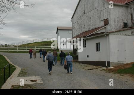 Amish Country Byway - les visiteurs peuvent admirer les granges blanches sur la ferme de Miller. Des expériences authentiques les participants se promènent autour de la grange et des dépendances de Millers Farm. Lieu: Miller's Farm, Ohio (40,567° N 81,781° O) Banque D'Images