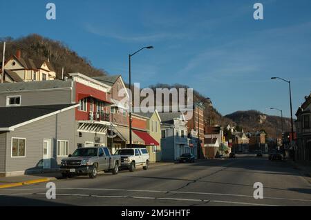 Great River Road - Centre-ville d'Alma. Le soleil de la fin de l'après-midi projette des ombres sur la ville d'Alma lors d'un samedi après-midi tranquille en avril. Alma, Wisconsin Banque D'Images