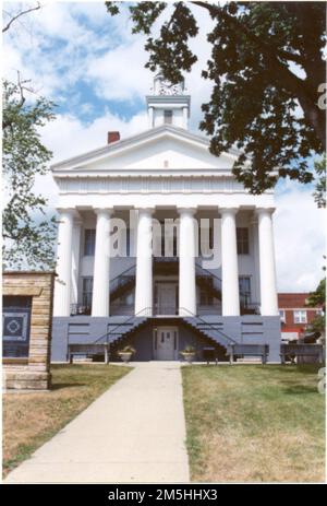 Indiana's Historic Pathways - le trottoir menant au palais de justice d'Orange County. Situé de façon impressionnante sur la place de la ville de Paoli, le palais de justice du comté présente une architecture revival grecque et de grandes colonnes à l'avant. Paoli, Indiana Banque D'Images
