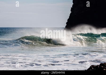 Vagues et surf de la plage de Kynance Cove, sur la péninsule de Lizard, sur la côte sud de Cornwall, au sud-ouest de l'Angleterre Banque D'Images