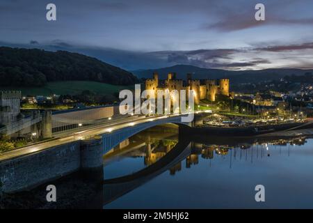 Château et port de Conwy au crépuscule, au nord du pays de Galles, en bordure du parc national de Snowdonia et de la côte du nord du pays de Galles. Pays de Galles, royaume-uni Banque D'Images