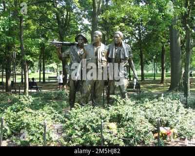 George Washington Memorial Parkway - partie du Vietnam Memorial. Placée près du mur en 1984, cette statue de trois militaires fait partie du Mémorial du Vietnam. The National Mall, Washington, District of Columbia (38,891° N 77,048° O) Banque D'Images