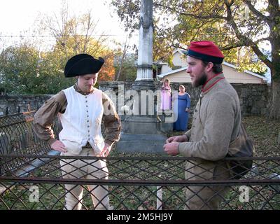Sentier du patrimoine de Washington - Histoire vivante à Shepherdstown. Deux hommes en costumes historiques représentant la guerre de Sécession et les périodes coloniales se tiennent à l'extérieur pour l'événement Shepherdstown en automne. Emplacement : Shepherdstown, Virginie-Occidentale Banque D'Images