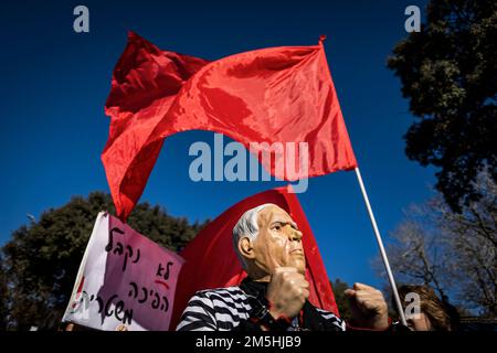 Jérusalem, Israël. 29th décembre 2022. Les Israéliens protestent devant la Knesset lors de l'assermentation du nouveau gouvernement près de deux mois après les élections législatives. Le nouveau gouvernement de Benjamin Netanyahu est le gouvernement le plus à droite qu’ait jamais connu Israël, avec des politiciens d’extrême-droite également représentés dans une coalition pour la première fois. Crédit : Ilia Yefimovich/dpa/Alay Live News Banque D'Images