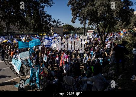 Jérusalem, Israël. 29th décembre 2022. Les Israéliens protestent devant la Knesset lors de l'assermentation du nouveau gouvernement près de deux mois après les élections législatives. Le nouveau gouvernement de Benjamin Netanyahu est le gouvernement le plus à droite qu’ait jamais connu Israël, avec des politiciens d’extrême-droite également représentés dans une coalition pour la première fois. Crédit : Ilia Yefimovich/dpa/Alay Live News Banque D'Images