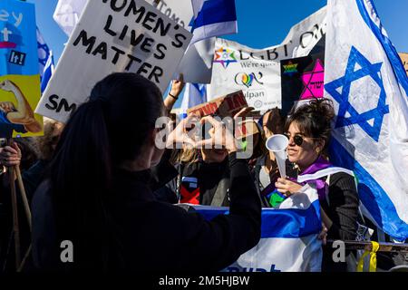 Jérusalem, Israël. 29th décembre 2022. Les Israéliens protestent devant la Knesset lors de l'assermentation du nouveau gouvernement près de deux mois après les élections législatives. Le nouveau gouvernement de Benjamin Netanyahu est le gouvernement le plus à droite qu’ait jamais connu Israël, avec des politiciens d’extrême-droite également représentés dans une coalition pour la première fois. Crédit : Ilia Yefimovich/dpa/Alay Live News Banque D'Images