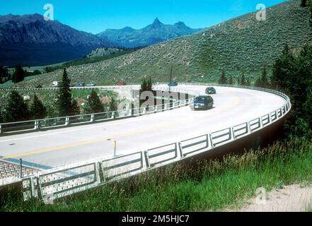 Beartooth Highway - Lake Creek Bridge. Le pont moderne de Lake Creek, situé sur la Beartooth Highway, traverse Lake Creek. Les pics pilote et d'indice sont en arrière-plan. Emplacement : Wyoming (44,939° N 109,600° O) Banque D'Images