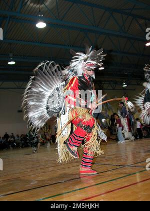 Sentier des esprits de montagne pittoresque Byway - pouwow de peinture rouge. Chiricahua Apache, Joe Saenz, danse une danse traditionnelle Apache dans le pouwow Red Paint de 2005. Lieu : Nouveau-Mexique (32,777° N 108,277° O) Banque D'Images