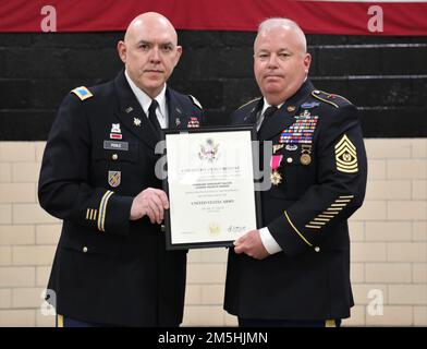 ÉTATS-UNIS Le Sgt. Maj. Joseph Shirer reçoit son certificat de retraite du colonel Anthony Poole, chef d'état-major de la Garde nationale de l'Armée de Géorgie, 18 mars 2022, à Canton, en Géorgie. Shirer a pris sa retraite après avoir servi près de 30 ans aux États-Unis Armée et garde nationale de l'armée de Géorgie. Banque D'Images