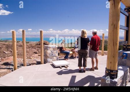 Logan Canyon Scenic Byway - prêt pour les panneaux. Un groupe de visiteurs regardent vers Bear Lake, entouré de poteaux prêts pour des panneaux d'interprétation. Emplacement : Logan Canyon, Wasatch-cache National Forest, Utah (41,921° N 111,457° O) Banque D'Images