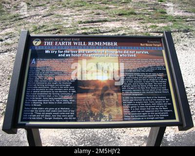 Pioneer Historic Byway - panneau d'interprétation au site du massacre de Bear River : « The Earth will Remember ». Nous demandons la perte et le sacrifice de ceux qui n'ont pas survécu et nous honorons la force de ceux qui ont vécu est la déclaration fière sur ce signe d'interprétation au site du plus grand massacre indien de l'Ouest. Les conséquences du massacre de Shoshone sont décrites. Emplacement : vue sur le massacre de Bear River, Idaho (42,151° N 111,908° O) Banque D'Images