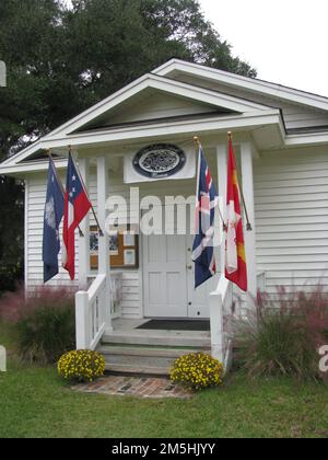 Route panoramique nationale de l'île d'Edisto - Musée de l'île d'Edisto. La façade blanche du musée de l'île d'Edisto invite les visiteurs à découvrir les objets et vestiges de l'histoire du musée. Emplacement : Caroline du Sud (32,578° N 80,325° O) Banque D'Images