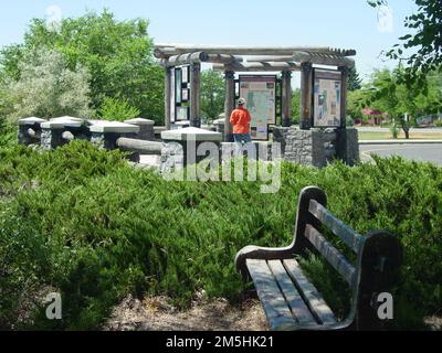 Logan Canyon Scenic Byway - Byway Introduction signes au parc Ladybird. Un banc de parc attend à l'ombre pour un visiteur au Ladybird Park à l'embouchure du Logan Canyon. Emplacement: Ladybird Park, Logan, Utah (41,743° N 111,797° O) Banque D'Images