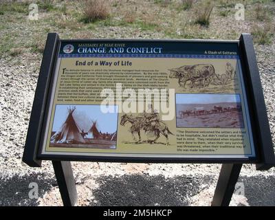 Pioneer Historic Byway - panneau d'interprétation au site du massacre de Bear River : « changement et conflit, Un conflit de cultures ». Ce signe indique le conflit entre le peuple Shoshone et les colons mormons qui se sont déplacés dans la région. Les colons ont été accueillis pour la première fois, mais des conflits ont rapidement surgi lorsque le mode de vie de Shoshone était menacé. Ce panneau comprend des photos historiques sépia des colons Shoshone et Mormon. Emplacement : vue sur le massacre de Bear River, près de Preston, Idaho (42,151° N 111,908° O) Banque D'Images