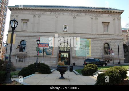 Rue historique Charles de Baltimore - à l'extérieur du musée d'art Walters. Sur le parc de Mount Vernon place, l'extérieur du Walters Art Museum de Baltimore, inspiré d'un palais de la Renaissance génoise, offre un front impressionnant pour préluer les œuvres d'art exposées à l'intérieur. Emplacement : Mount Vernon place, Baltimore, Maryland Banque D'Images
