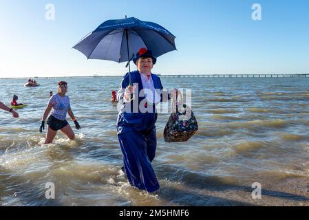 Femme en costume Mary Poppins à l'organisme de bienfaisance RNLI Boxe DAP DIP à Southend on Sea, Essex, Royaume-Uni. Les nageurs se baignent en hiver dans l'estuaire de la Tamise Banque D'Images