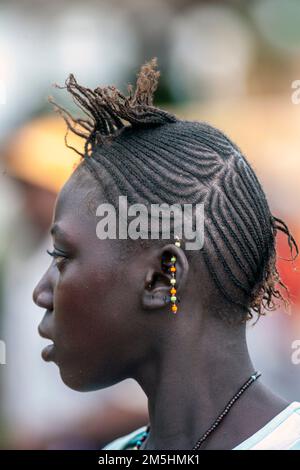 Fille Songhay avec une coiffure richement décorée à Djenne Mali Banque D'Images