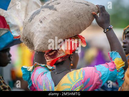 Femme porte sac de sucre sur sa tête au marché à Djenne, Mali, Afrique. Banque D'Images