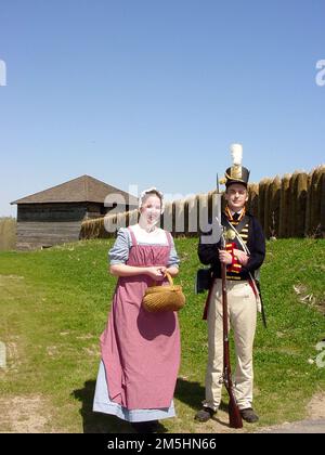 Sentier côtier de l'Ohio du lac Erie - Mémorial de l'État de fort Meigs. Vêtus de vêtements de l'époque, ces guides du monument commémoratif du fort Meigs se préparent à faire une visite des installations par une journée claire en été. Ohio (41,553° N 83,652° O) Banque D'Images