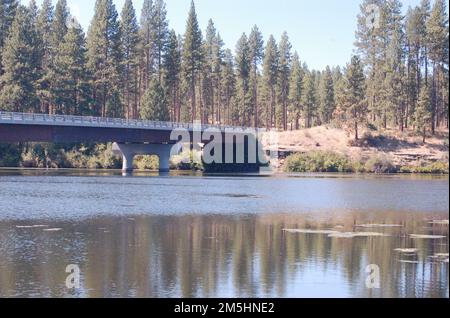 Chemin pittoresque de l'héritage volcanique - traversée en ferry de la piste Applegate à la rivière Klamath. Le pont Topsy traverse maintenant la rivière Klamath à l'ouest de Keno, Oregon, près de l'endroit où les colons ont traversé le sentier Applegate. Emplacement : site de loisirs de Klamath River, Oregon (42,136° N 122,030° O) Banque D'Images