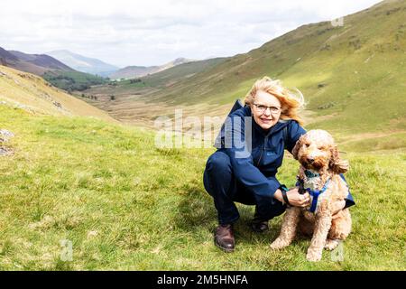 Whinlatter Pass, Cumbria, Royaume-Uni, Angleterre, col de montagne, Whinlatter Pass UK, Whinlatter Pass Cumbria, Cumbrian, femme, chien marcheur, femme avec chien Banque D'Images