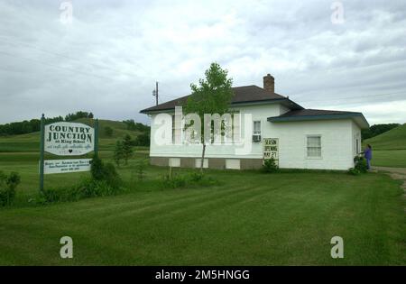 Chemin pittoresque de la vallée de la rivière Sheyenne - Country Junction à l'école historique King. Une petite boutique de cadeaux est maintenant logée dans l'école historique King School, une école d'une pièce sur la route pittoresque de la vallée de la rivière Sheyenne. King School, qui a fermé ses portes aux étudiants en 1967, était la dernière école en service dans le comté de Barnes. Emplacement : Dakota du Nord (46,679° N 97,967° O) Banque D'Images