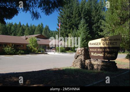 Route panoramique Rogue-Umpqua - Station Ranger High Cascades. Le signe et le logo de l'USFS marron et doré se trouvent sur sa base en pierre, à l'extérieur du bâtiment long et bas qui abrite la station des Rangers de High Cascades, dans la rivière Rogue - forêt nationale de Siskiyou, dans le sud de l'Oregon. Emplacement : Prospect, Oregon (42,765° N 122,488° O) Banque D'Images