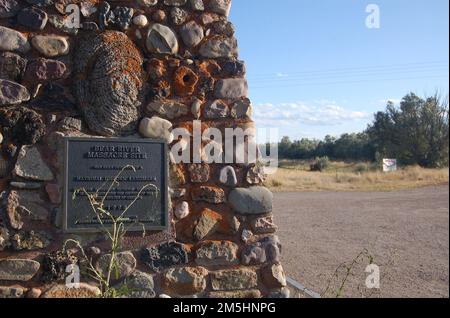 Pioneer Historic Byway - repère commémoratif de la route au lieu historique national du massacre de Bear River. Une plaque métallique sur le côté d'un pilier rocheux commémore cette région comme site du massacre de la rivière Bear. Emplacement : Preston, Idaho (42,151° N 111,908° O) Banque D'Images