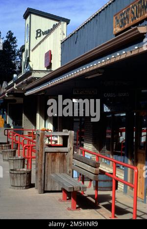 Billy the Kid Trail - Old West Storefronts à Ruidoso. Les vitrines de Ruidoso sont vides un matin calme. Lieu: Ruidoso, Nouveau-Mexique (33,332° N 105,671° O) Banque D'Images