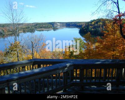 Chemin pittoresque de River Road - couleurs d'automne au centre d'accueil de Westgate. Le bleu de la rivière au sable est rendu plus lumineux par les feuillages d'automne environnants dans cette vue de l'est vue au Westgate Welcome Center. Les plates-formes d'observation sont entièrement accessibles et situées à proximité du parking. Emplacement : Westgate Welcome Center, Michigan Banque D'Images