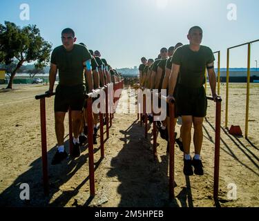 ÉTATS-UNIS Le corps de la marine recrute avec la compagnie kilo, 3rd recrute le Bataillon d'entraînement, effectue des trempettes pendant un cours de force et d'endurance au corps de la Marine Recruit Depot San Diego, 18 mars 2022. Des exercices tels que des squats, des fentes, des croquages, des pull-ups, des trempettes et une course de deux kilomètres et demi sont destinés à aider les recrues à développer certaines des compétences requises par toutes les Marines dans les environnements de combat. Banque D'Images