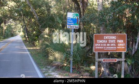 Ormond Scenic Loop & Trail - entrée dans le parc régional de Tomoka. Ce panneau marron indique l'entrée du parc national de Tomoka le long de North Beach Street à Ormond Beach. Emplacement : parc national de Tomoka, Ormond Beach, Floride (29,335° N 81,081° O) Banque D'Images