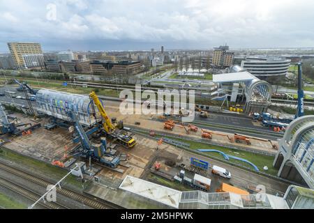 ZOETERMEER - la section de pont du pont Nelson Mandela au-dessus du A12 sera enlevée. Au début de décembre, la municipalité a fermé le pont sur établi et a sauté parce qu'il y avait un risque possible d'effondrement. La raison en a été deux enquêtes sur les fissures dans la construction. ANP LEX VAN LIESHOUT pays-bas - belgique OUT Banque D'Images