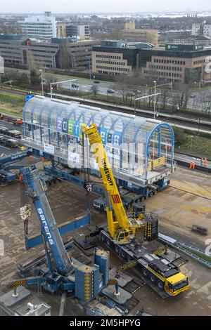 ZOETERMEER - la section de pont du pont Nelson Mandela au-dessus du A12 sera enlevée. Au début de décembre, la municipalité a fermé le pont sur établi et a sauté parce qu'il y avait un risque possible d'effondrement. La raison en a été deux enquêtes sur les fissures dans la construction. ANP LEX VAN LIESHOUT pays-bas - belgique OUT Banque D'Images