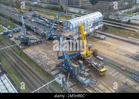 ZOETERMEER - la section de pont du pont Nelson Mandela au-dessus du A12 sera enlevée. Au début de décembre, la municipalité a fermé le pont sur établi et a sauté parce qu'il y avait un risque possible d'effondrement. La raison en a été deux enquêtes sur les fissures dans la construction. ANP LEX VAN LIESHOUT pays-bas - belgique OUT Banque D'Images