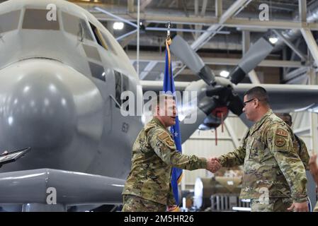 Les 10 membres de l'escadre d'entraînement de 37th qui ont été sélectionnés pour la promotion au sergent-chef principal ont été reconnus lors d'une célébration parrainée par le Top III à la base conjointe de San Antonio-Lackland, Texas, 18 mars 2022. Le colonel Rockie Wilson, commandant de 37th TRW, et le Sgt principal Michael Morgan, chef de commandement de 37th TRW, étaient présents pour féliciter les personnes qui ont été sélectionnés. Banque D'Images