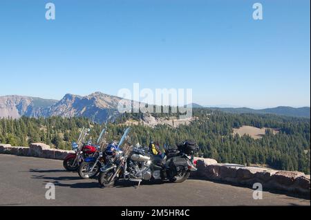 Chemin pittoresque de l'héritage volcanique - les motos des volcans Cascade donnent sur. Une rangée de motos attend leurs propriétaires à l'une des vues sur le Crater Rim Drive. Emplacement : parc national de Crater Lake, Oregon (42,940° N 122,180° O) Banque D'Images