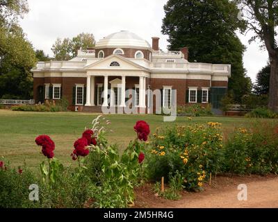 Voyagez à travers le chemin de terre laissé - Monticello de Thomas Jefferson. Situé au bout d'une immense pelouse à l'avant et encadré par une frontière vivace colorée, Monticello, la maison de Thomas Jefferson, témoigne de la créativité et des compétences architecturales du constructeur. Basé sur le style classique de l'architecture palladienne, il se trouve sur une montagne de 850 mètres et offre une vue imprenable, des jardins et des allées. Virginie (38,010° N 78,453° O) Banque D'Images